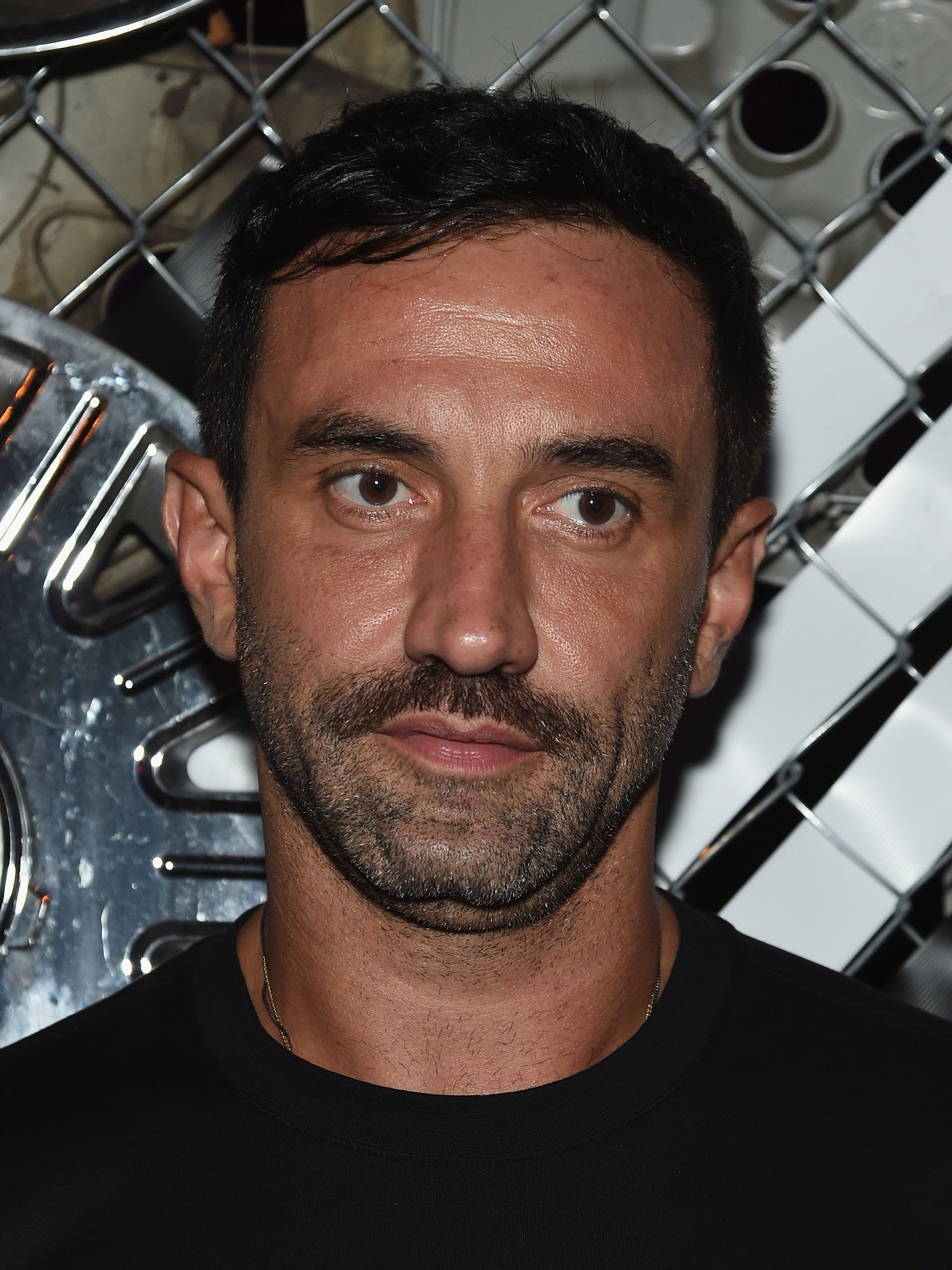 Nh&amp;agrave; thiết kế Riccardo Tisci