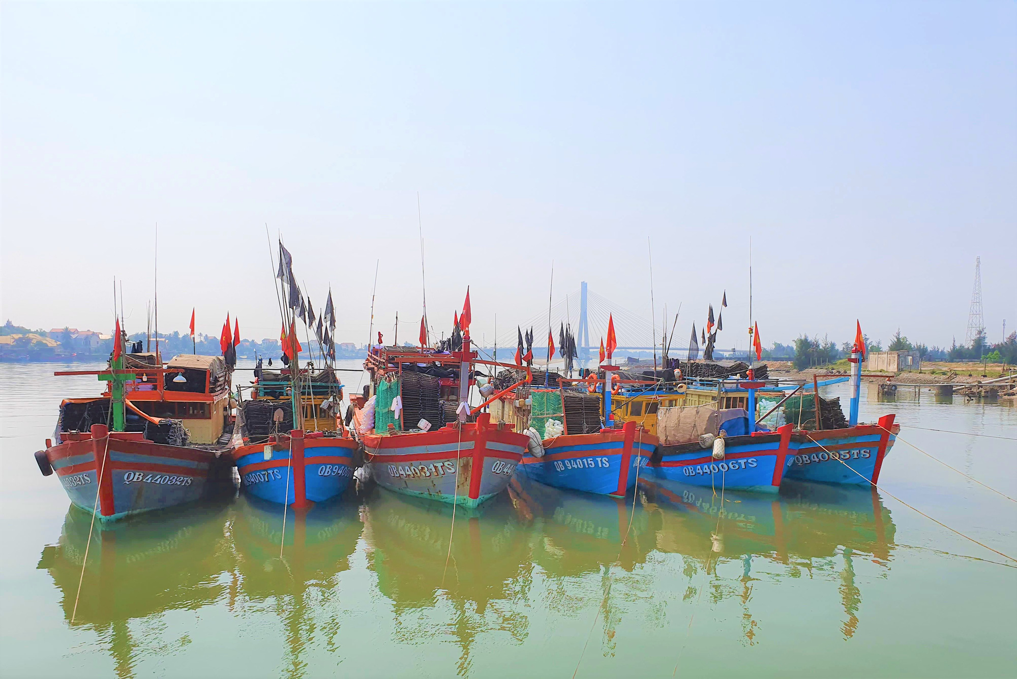 CH&amp;Ugrave;M ẢNH: Chuyến x&amp;ocirc;ng biển đầu năm của ngư d&amp;acirc;n Quảng B&amp;igrave;nh - Ảnh 2.