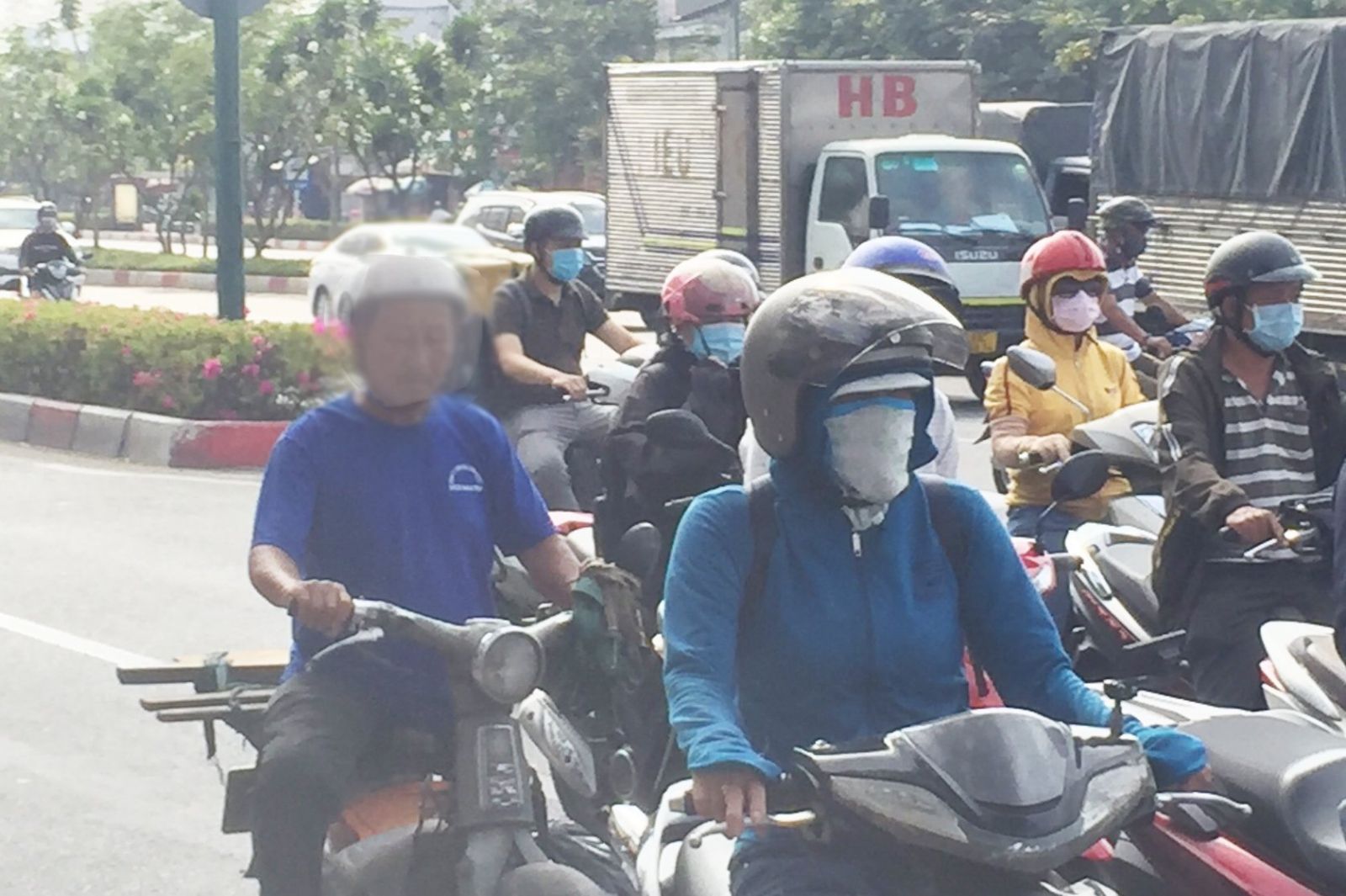 Ảnh : Một số người kh&amp;ocirc;ng đeo khẩu trang khi tham gia giao th&amp;ocirc;ng.