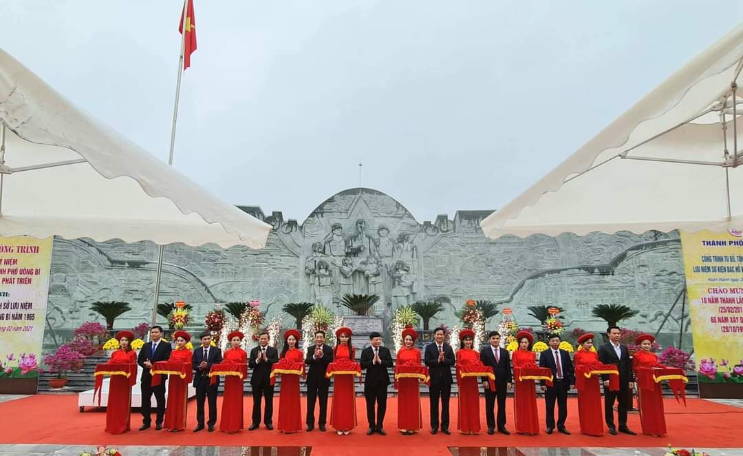 C&amp;aacute;c đại biểu cắt băng kh&amp;aacute;nh th&amp;agrave;nh v&amp;agrave; gắn biển ch&amp;agrave;o mừng 10 năm th&amp;agrave;nh lập TP U&amp;ocirc;ng B&amp;iacute; cho c&amp;ocirc;ng tr&amp;igrave;nh