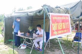 Người d&amp;acirc;n khai b&amp;aacute;o tại chốt kiểm tra y tế
