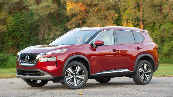 Về gi&amp;aacute; b&amp;aacute;n, Nissan X-Trail 2021 c&amp;oacute; gi&amp;aacute; 25.650 USD, 27.340 USD, 32.000 USD v&amp;agrave; 35.430 USD lần lượt cho c&amp;aacute;c phi&amp;ecirc;n bản S, SV, SL v&amp;agrave; Platinum, tăng nhẹ so với thế hệ trước