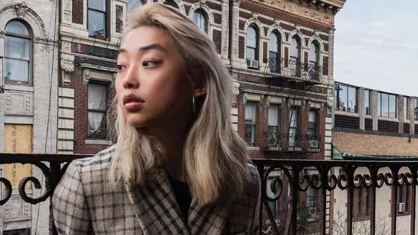 Về thời trang, Margaret Zhang tự đ&amp;aacute;nh gi&amp;aacute; m&amp;igrave;nh l&amp;agrave; người theo đuổi phong c&amp;aacute;ch trung t&amp;iacute;nh v&amp;agrave; kh&amp;ocirc;ng tu&amp;acirc;n theo bất kỳ khu&amp;ocirc;n mẫu n&amp;agrave;o.