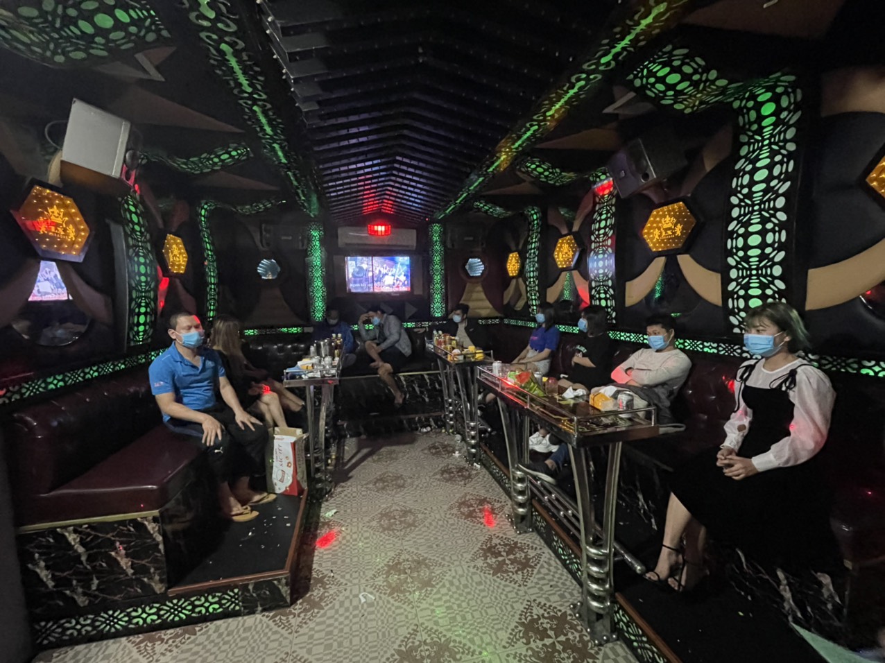 Tổ c&amp;ocirc;ng t&amp;aacute;c ph&amp;aacute;t hiện tại qu&amp;aacute;n karaoke X&amp;igrave; Teen c&amp;oacute; 10 kh&amp;aacute;ch đang h&amp;aacute;t d&amp;ugrave; đang trong thời gian cấm do dịch Covid-19