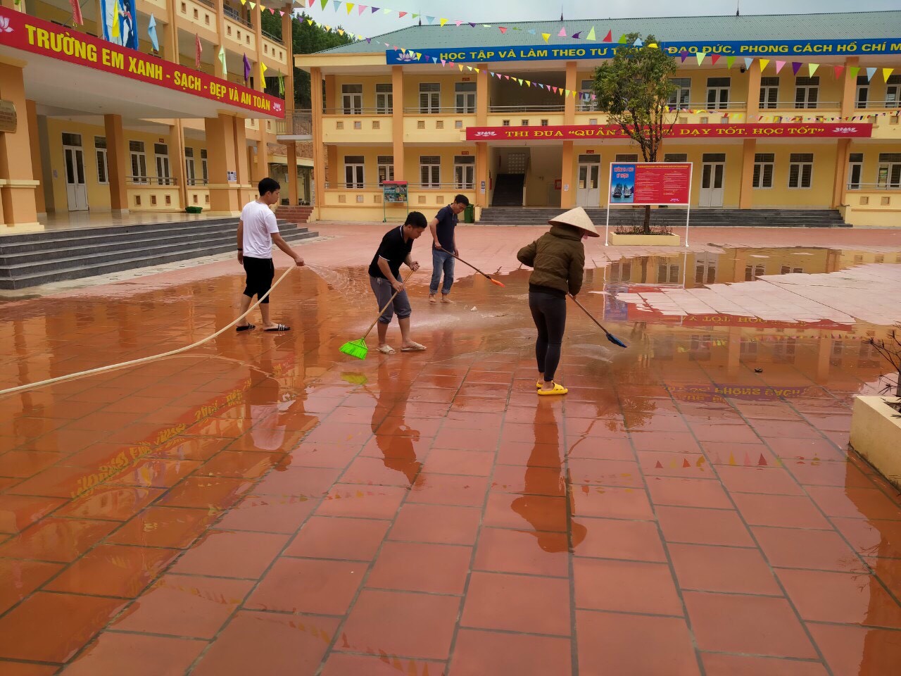 Gi&amp;aacute;o vi&amp;ecirc;n vệ sinh trường trước ng&amp;agrave;y học sinh quay trở lại trường
