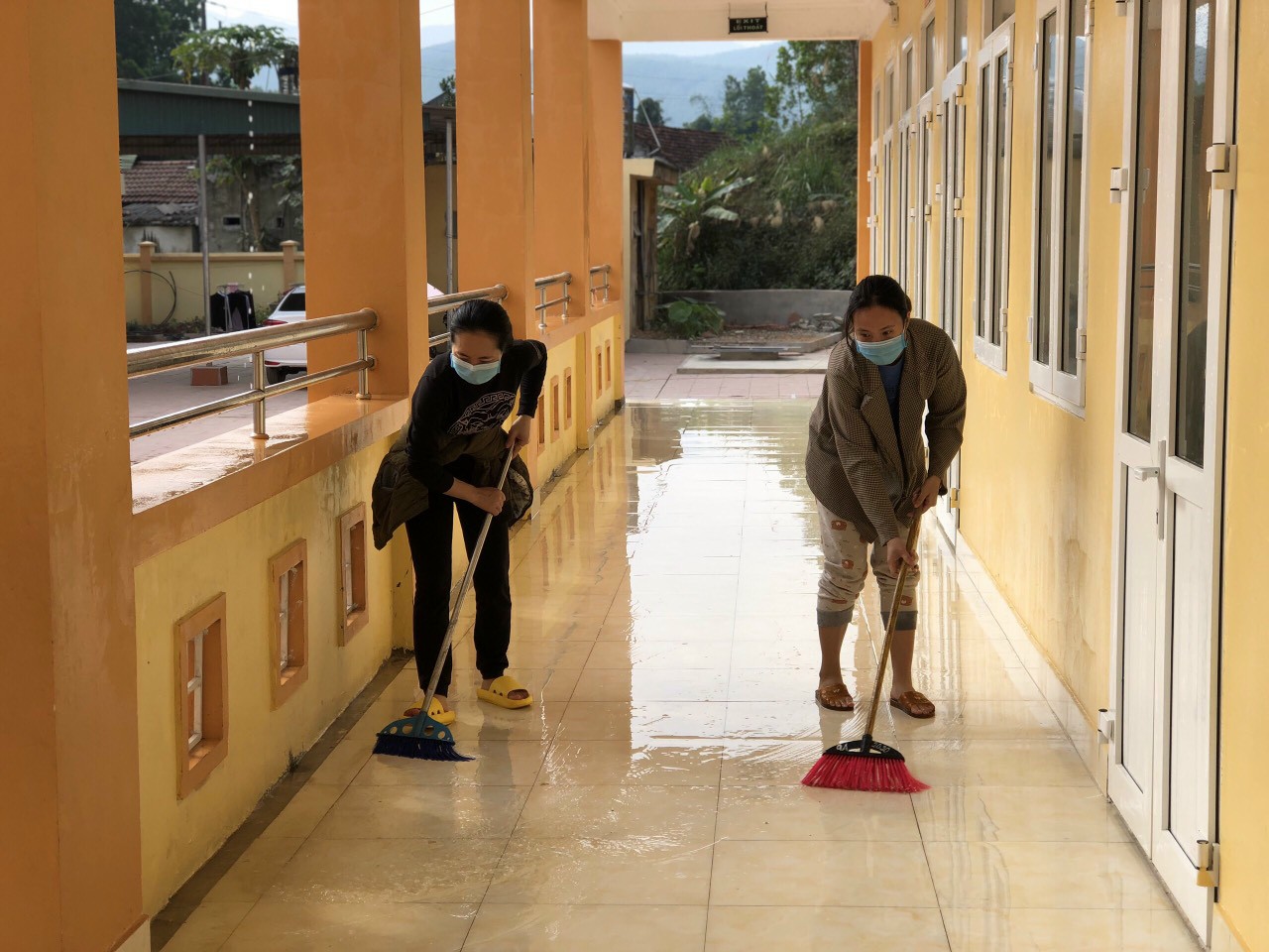 Vệ sinh sạch sẽ trường học đảm bảo an to&amp;agrave;n ph&amp;ograve;ng chống dịch Covid-19 theo chỉ đạo của Sở GD&amp;amp;ĐT tỉnh Quảng Ninh