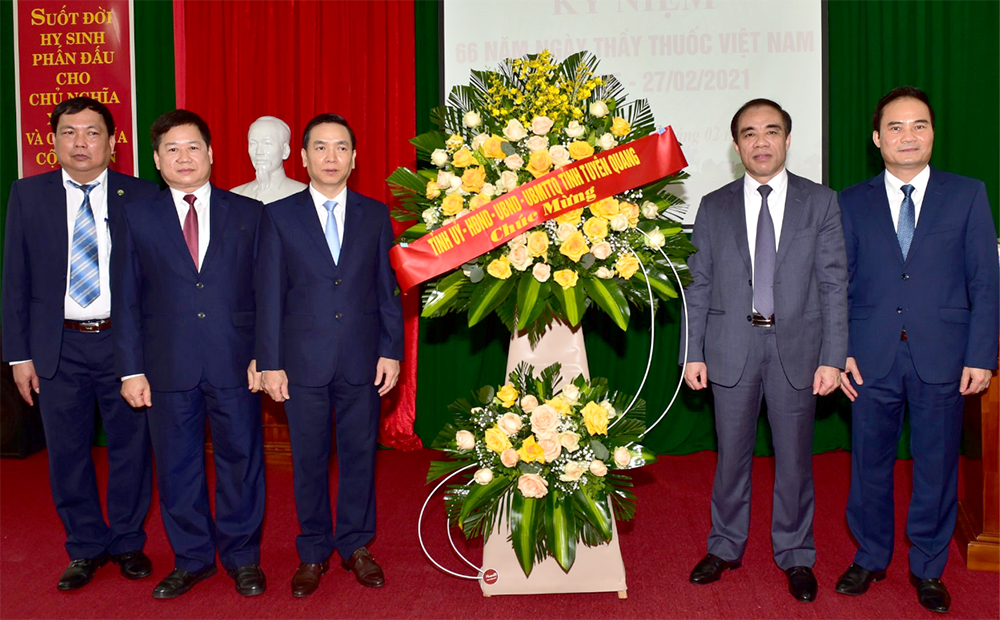 B&amp;iacute; thư Tỉnh ủy Chẩu Văn L&amp;acirc;m tặng hoa ch&amp;uacute;c mừng ng&amp;agrave;nh Y tế tỉnh.
