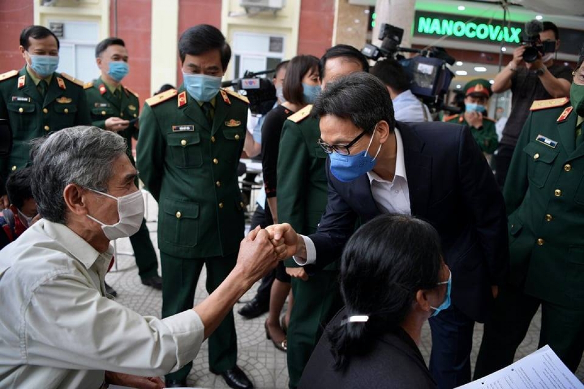 Ph&amp;oacute; Thủ tướng Vũ Đức Đam thăm hỏi c&amp;aacute;c t&amp;igrave;nh nguyện vi&amp;ecirc;n tham gia thử nghiệm l&amp;acirc;m s&amp;agrave;ng giai đoạn 2.