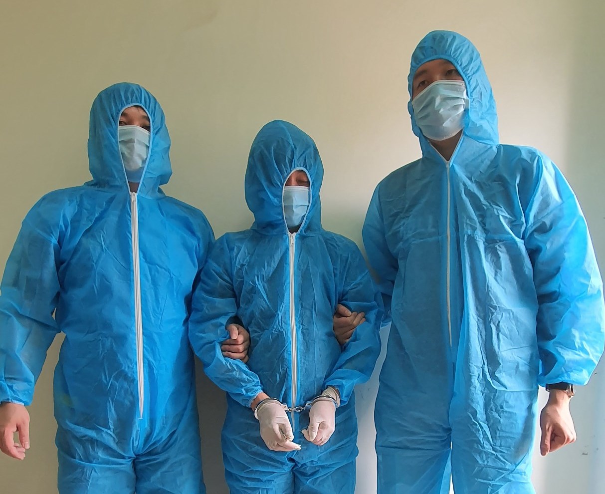 Cơ quan An ninh Điều tra, C&amp;ocirc;ng an tỉnh Quảng Ninh vận động đối tượng L&amp;ecirc; Đức Đ&amp;ocirc;ng( đứng giữa) ra đầu th&amp;uacute;