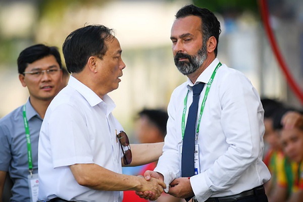 Chủ tịch CLB b&amp;oacute;ng đ&amp;aacute; TH (bầu Đệ) bắt tay ch&amp;uacute;c mừng t&amp;acirc;n HLV Fabio Lopez về dẫn dắt CLB Thanh H&amp;oacute;a.