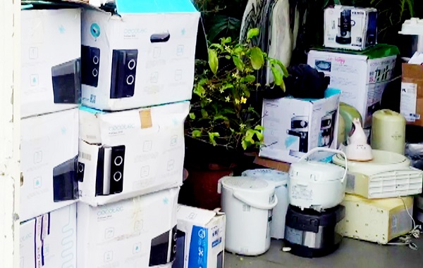 H&amp;agrave;ng điện tử đ&amp;atilde; qua sử dụng bị lực lượng chức năng thu giữ