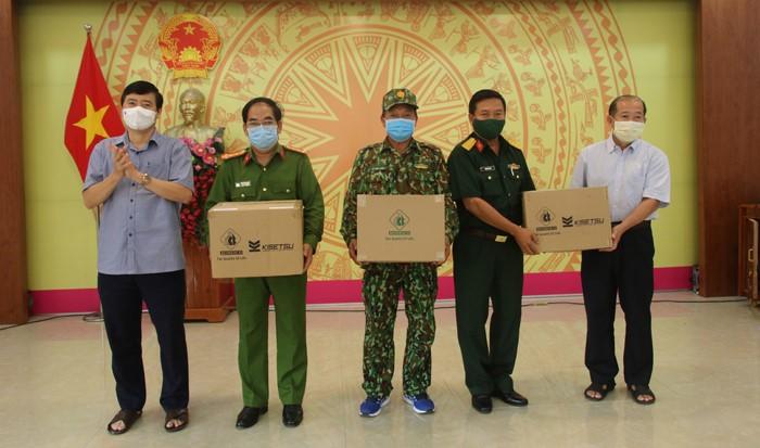 L&amp;atilde;nh đạo tỉnh trao vật tư y tế phục vụ ph&amp;ograve;ng, chống dịch cho đại diện c&amp;aacute;c lực lượng l&amp;agrave;m nhiệm vụ