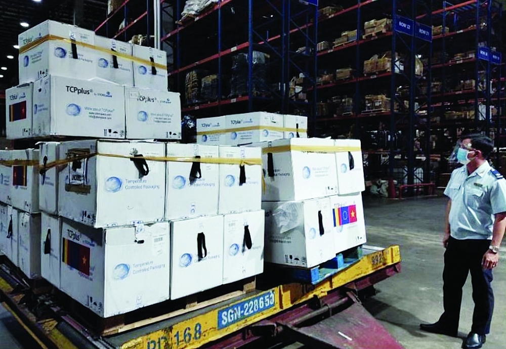 C&amp;ocirc;ng chức Chi cục Hải quan cửa khẩu s&amp;acirc;n bay quốc tế T&amp;acirc;n Sơn Nhất kiểm tra h&amp;agrave;ng NK