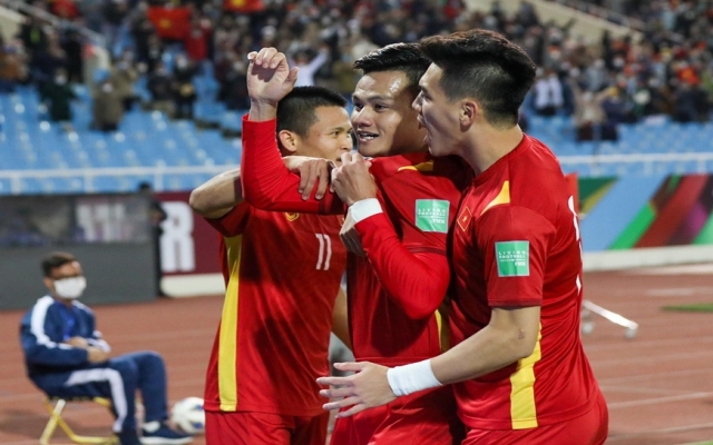 Đ&amp;aacute;nh bại Trung Quốc 3-1 v&amp;agrave;o tối ng&amp;agrave;y 1-2 (ng&amp;agrave;y mồng Một Tết), đội tuyển Việt Nam trở th&amp;agrave;nh đội b&amp;oacute;ng đầu ti&amp;ecirc;n trong lịch sử của Đ&amp;ocirc;ng Nam &amp;Aacute; gi&amp;agrave;nh chiến thắng tại v&amp;ograve;ng loại thứ 3 World Cup