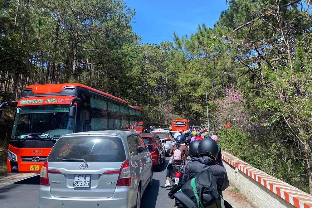 D&amp;amp;ograve;ng người &amp;amp;ugrave;n &amp;amp;ugrave;n đổ về Đ&amp;amp;agrave; Lạt khiến giao th&amp;amp;ocirc;ng kẹt cứng