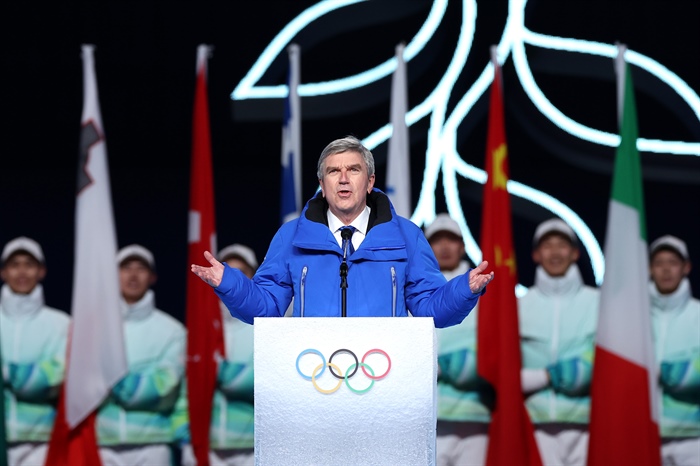 Chủ tịch IOC Thomas Bach ph&amp;aacute;t biểu tại lễ khai mạc. Ảnh: Getty