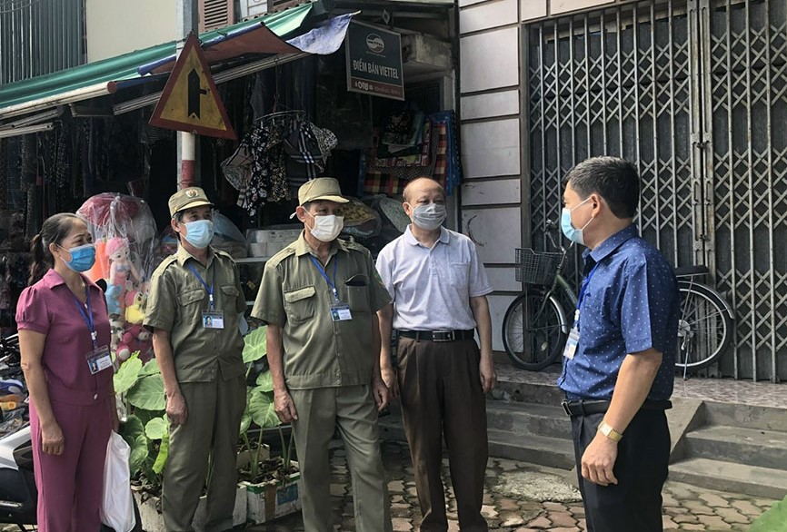 Ban chỉ đạo ph&amp;ograve;ng chống dịch Covid-19 phường Hữu Nghị (TP H&amp;ograve;a B&amp;igrave;nh) thường xuy&amp;ecirc;n trao đổi, hướng dẫn c&amp;ocirc;ng t&amp;aacute;c ph&amp;ograve;ng, chống dịch đến c&amp;aacute;c tổ Covid cộng đồng.