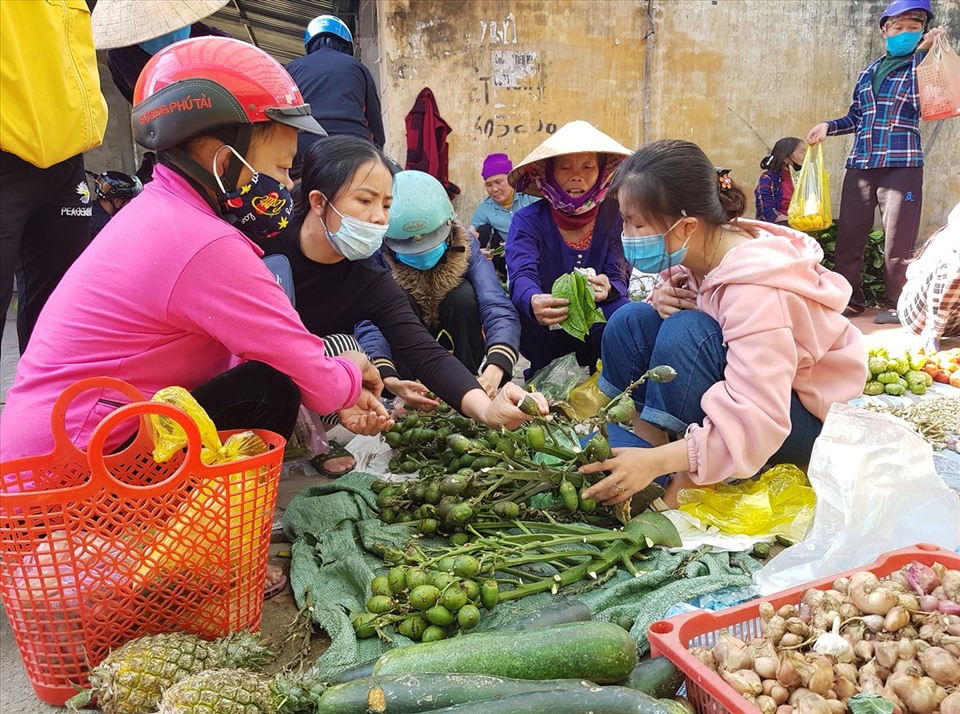 Thị trường h&amp;agrave;ng h&amp;oacute;a Tết Nguy&amp;ecirc;n đ&amp;aacute;n 2022 tr&amp;ecirc;n địa b&amp;agrave;n H&amp;agrave; Tĩnh diễn ra ổn định, nguồn cung dồi d&amp;agrave;o
