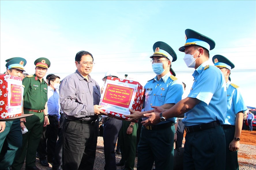 Thủ tướng Phạm Minh Ch&amp;iacute;nh thăm hỏi động vi&amp;ecirc;n v&amp;agrave; tặng qu&amp;agrave; cho c&amp;aacute;c kỹ sư, c&amp;ocirc;ng nh&amp;acirc;n l&amp;agrave;m việc tại c&amp;ocirc;ng trường.