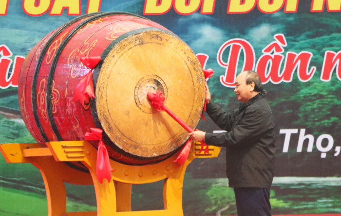 Chủ tịch nước Nguyễn Xu&amp;acirc;n Ph&amp;uacute;c đ&amp;aacute;nh trống ph&amp;aacute;t động Tết trồng c&amp;acirc;y &amp;ldquo;Đời đời nhớ ơn B&amp;aacute;c Hồ&amp;rdquo; Xu&amp;acirc;n Nh&amp;acirc;m Dần 2022 tại Đền H&amp;ugrave;ng (Ph&amp;uacute; Thọ)