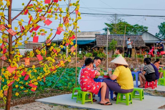 Cần Thơ: Quán chay giữa ruộng thu hút giới trẻ dịp tết