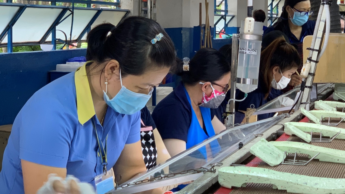 Kh&amp;ocirc;ng kh&amp;iacute; sản xuất đầu năm của c&amp;ocirc;ng nh&amp;acirc;n Đồng Nai phấn khởi, chấp h&amp;agrave;nh nội quy lao động v&amp;agrave; ph&amp;ograve;ng chống dịch