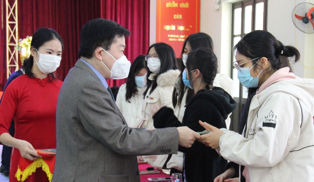 Ph&amp;oacute; Chủ tịch UBND tỉnh H&amp;ograve;a B&amp;igrave;nh Nguyễn Văn Chương gặp mặt, động vi&amp;ecirc;n c&amp;aacute;c học sinh.