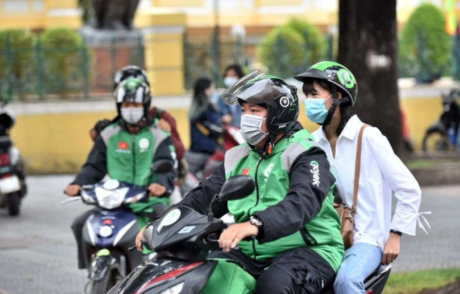 Xe &amp;ocirc;m c&amp;ocirc;ng nghệ hoạt động tại H&amp;agrave; Nội.