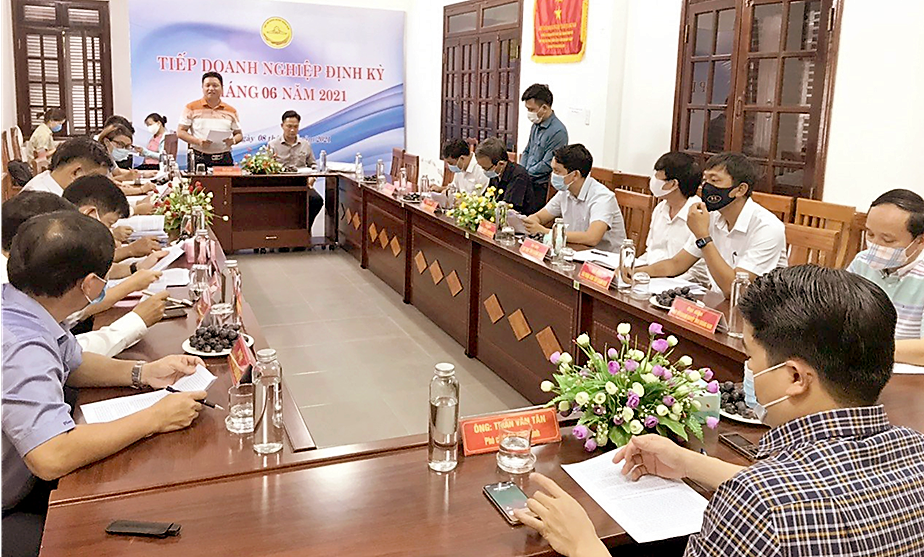 năm 2020 v&amp;agrave; năm 2021, v&amp;agrave;o ng&amp;agrave;y 5 h&amp;agrave;ng th&amp;aacute;ng Hiệp hội doanh nghiệp tỉnh Quảng Nam phối hợp với Sở Kế hoạch v&amp;agrave; Đầu tư tỉnh v&amp;agrave; c&amp;aacute;c sở ban ng&amp;agrave;nh, địa phương tổ chức tiếp x&amp;uacute;c giải quyết gần 200 doanh nghiệp c&amp;oacute; kh&amp;oacute; khăn,