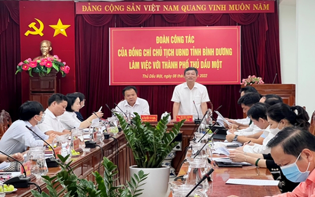 Ph&amp;aacute;t biểu tại buổi l&amp;agrave;m việc, Chủ tịch UBND tỉnh V&amp;otilde; Văn Minh cho biết năm 2021 vừa qua, TP.Thủ Dầu Một đ&amp;atilde; c&amp;oacute; những đ&amp;oacute;ng g&amp;oacute;p rất quan trọng, t&amp;iacute;ch cực chung sức c&amp;ugrave;ng tỉnh vượt qua đại dịch Covid-19, từng bước phục hồi kinh tế, x&amp;atilde; hội