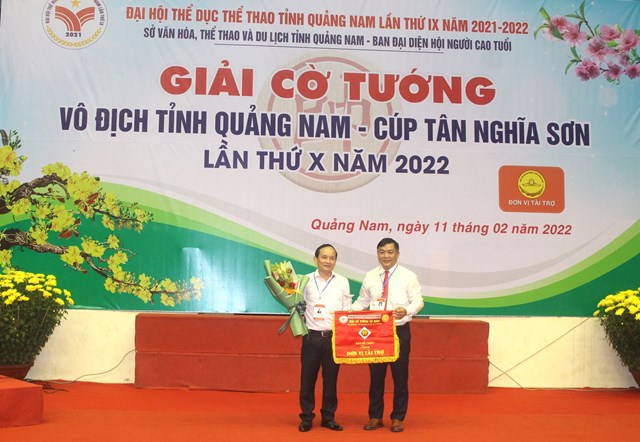 &amp;Ocirc;ng T&amp;agrave;o Viết Hải, Ph&amp;oacute; Gi&amp;aacute;m đốc Sở VH,TT-DL tỉnh Quảng Nam, trao cờ lưu niệm &amp;ocirc;ng Phạm Quốc H&amp;ugrave;ng, Ph&amp;oacute; Chủ tịch Thường trực Hiệp hội doanh nghiệp tỉnh Quảng Nam, Chủ tịch HĐQT C&amp;ocirc;ng ty T&amp;acirc;n Nghĩa Sơn. Đơn vị tổ chức giải.