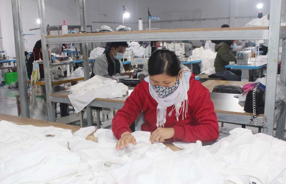 Bước v&amp;agrave;o năm 2022, nhiều doanh nghiệp tr&amp;ecirc;n địa b&amp;agrave;n tỉnh H&amp;ograve;a B&amp;igrave;nh đ&amp;atilde; nỗ lực phục hồi sản xuất theo hướng th&amp;iacute;ch ứng, linh hoạt, hiệu quả. Ảnh chụp tại C&amp;ocirc;ng ty CP may xuất khẩu An Ph&amp;uacute;c - Y&amp;ecirc;n Thủy.