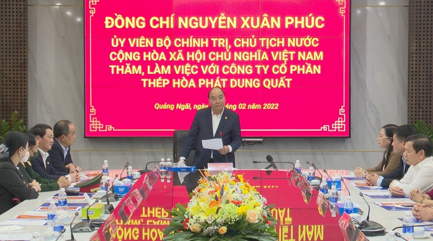 Cũng trong chiều 16/2, Chủ tịch nước Nguyễn Xu&amp;acirc;n Ph&amp;uacute;c c&amp;ugrave;ng Đo&amp;agrave;n c&amp;ocirc;ng t&amp;aacute;c đến thăm v&amp;agrave; l&amp;agrave;m việc với C&amp;ocirc;ng ty cổ phần (CP) th&amp;eacute;p H&amp;ograve;a Ph&amp;aacute;t Dung Quất, huyện B&amp;igrave;nh Sơn, tỉnh Quảng Ng&amp;atilde;i.