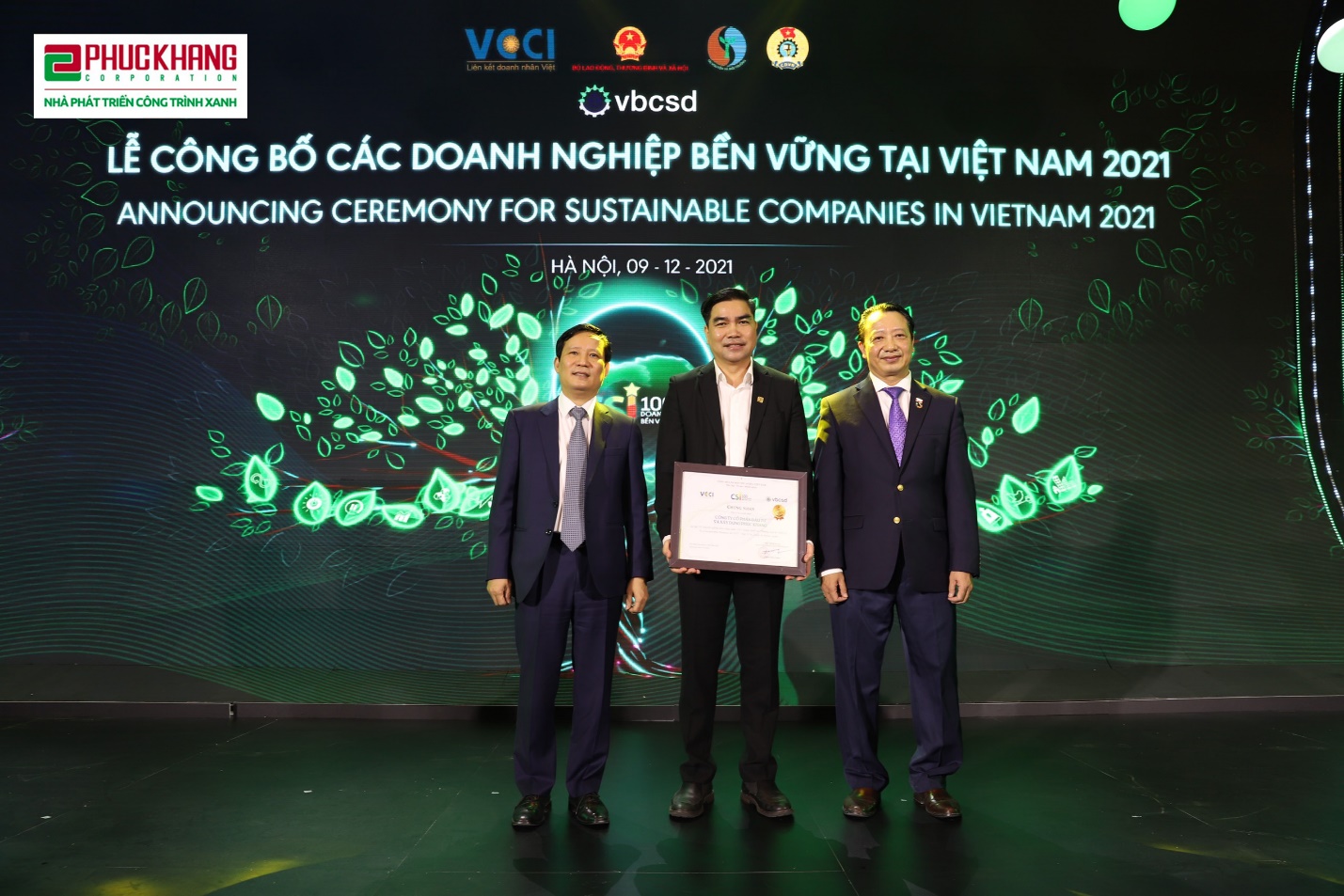 &amp;Ocirc;ng Trần Tam - Chủ tịch HĐQT Phuc Khang Corp - nhận giải thưởng Top 10 doanh nghiệp bền vững tại VN năm 2021