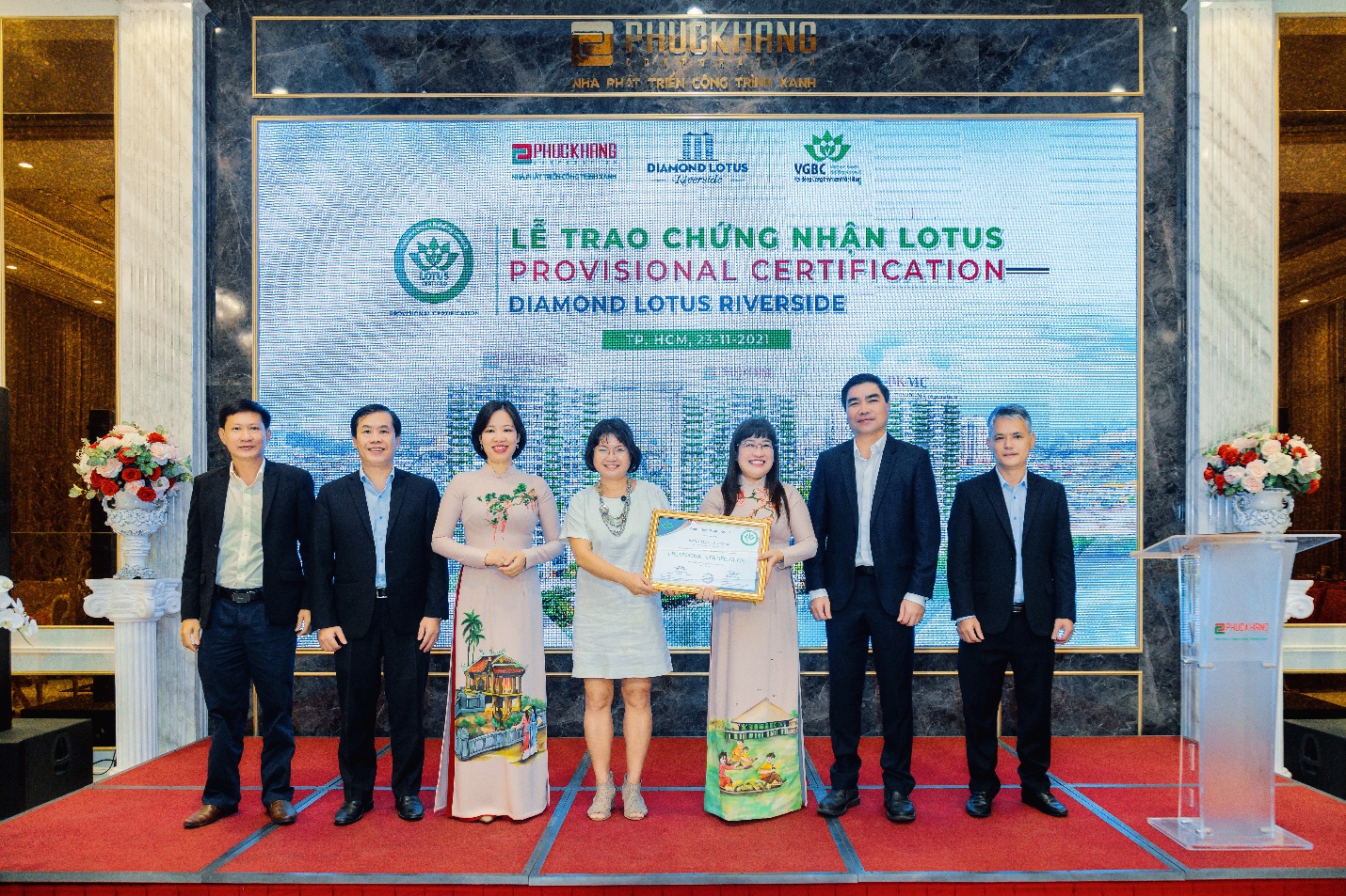 Đại diện BLĐ Phuc Khang Corp vui mừng ch&amp;agrave;o đ&amp;oacute;n Lễ trao chứng nhận LOTUS cho c&amp;ocirc;ng tr&amp;igrave;nh Diamond Lotus Riverside