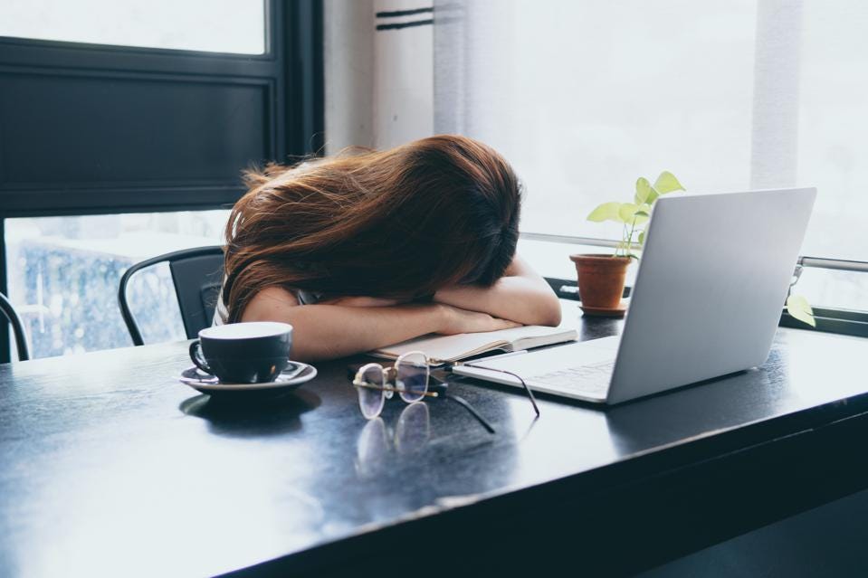 Việc gh&amp;eacute;t c&amp;ocirc;ng việc hiện tại c&amp;oacute; thể khiến bạn phải trả gi&amp;aacute; bằng những lời mời l&amp;agrave;m việc. GETTY