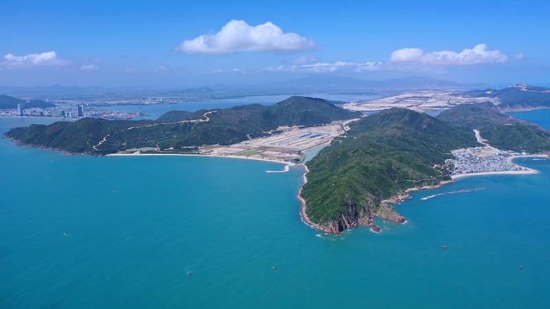 B&amp;aacute;n đảo Hải Giang c&amp;oacute; vị tr&amp;iacute; độc nhất v&amp;ocirc; nhị với vịnh biển hướng m&amp;igrave;nh về ph&amp;iacute;a Nam trong khi c&amp;aacute;c vịnh biển kh&amp;aacute;c ở B&amp;igrave;nh Định chủ yếu quay về Đ&amp;ocirc;ng.