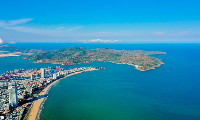 Với chiến lược &amp;ldquo;trải thảm đỏ&amp;rdquo; thu h&amp;uacute;t đầu tư, B&amp;igrave;nh Định &amp;ndash; Quy Nhơn đang vươn m&amp;igrave;nh trở th&amp;agrave;nh điểm đến mới tr&amp;ecirc;n bản đồ du lịch Việt Nam v&amp;agrave; Thế giới