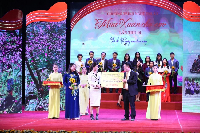 B&amp;agrave; Nguyễn Mai đại diện Natrumax Việt Nam trao tặng Quỹ BTTEVN 2 tỷ đồng tại chương tr&amp;igrave;nh M&amp;ugrave;a Xu&amp;acirc;n cho em năm 2022