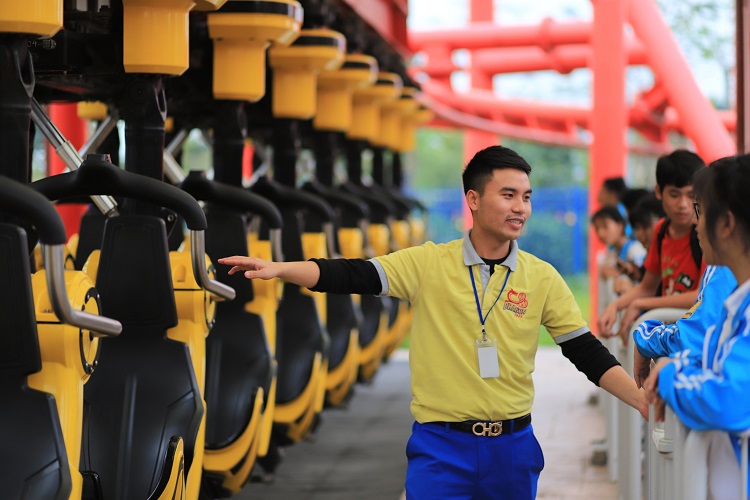Nh&amp;acirc;n vi&amp;ecirc;n Sun World điều phối kh&amp;aacute;ch tham gia c&amp;aacute;c tr&amp;ograve; chơi