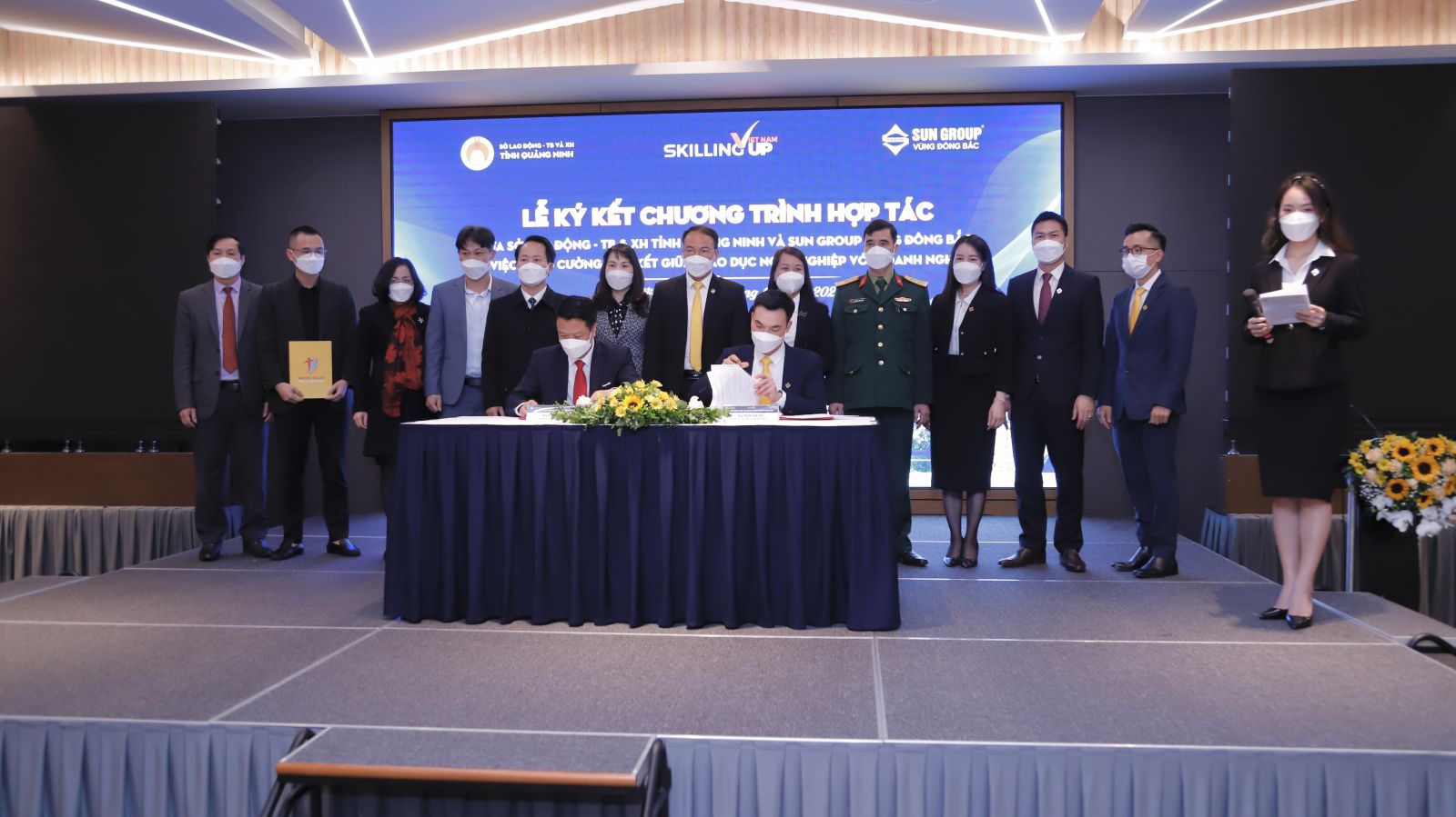 Đại diện hai b&amp;ecirc;n k&amp;yacute; kết