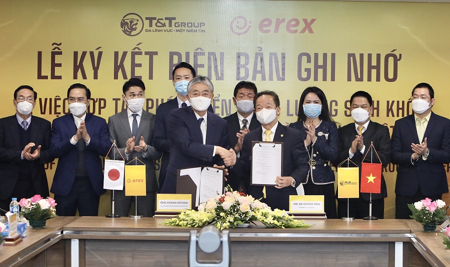 Chủ tịch HĐQT ki&amp;ecirc;m Tổng Gi&amp;aacute;m đốc Tập đo&amp;agrave;n T&amp;amp;T Group Đỗ Quang Hiển v&amp;agrave; Chủ tịch HĐQT ki&amp;ecirc;m Tổng Gi&amp;aacute;m đốc Tập đo&amp;agrave;n EREX Honna Hitoshi k&amp;yacute; bi&amp;ecirc;n bản ghi nhớ hợp t&amp;aacute;c trong lĩnh vực năng lượng sinh khối tại Việt Nam.