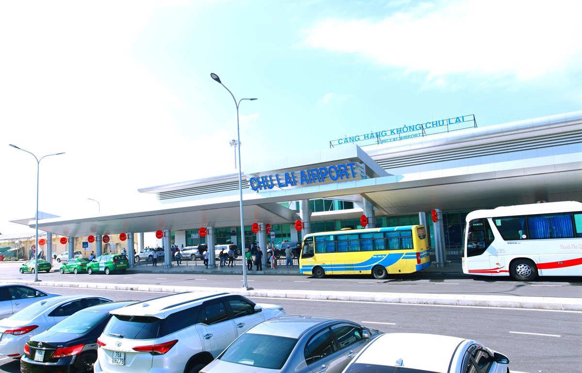 S&amp;acirc;n bay Chu Lai với diện t&amp;iacute;ch hiện nay l&amp;agrave; 2.300 ha, c&amp;oacute; điều kiện hạ tầng rất tốt, c&amp;oacute; tiềm năng thuận lợi để trở th&amp;agrave;nh trung t&amp;acirc;m c&amp;ocirc;ng nghiệp, dịch vụ h&amp;agrave;ng kh&amp;ocirc;ng mang tầm cỡ quốc tế.