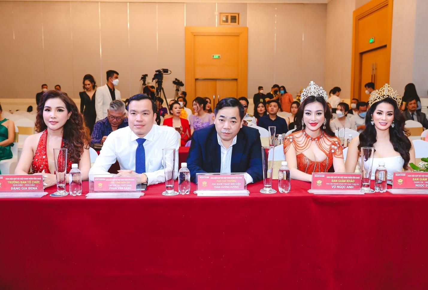 &amp;Ocirc;ng Trần Hướng Dương - Ph&amp;oacute; Cục trưởng Cục Nghệ thuật biểu diễn (giữa) v&amp;agrave; &amp;ocirc;ng Phan Văn S&amp;aacute;ng - Ph&amp;oacute; Tổng bi&amp;ecirc;n tập tạp ch&amp;iacute; Tri Thức Xanh (kế tr&amp;aacute;i) cũng d&amp;agrave;nh sự quan t&amp;acirc;m đặc biệt cho cuộc thi