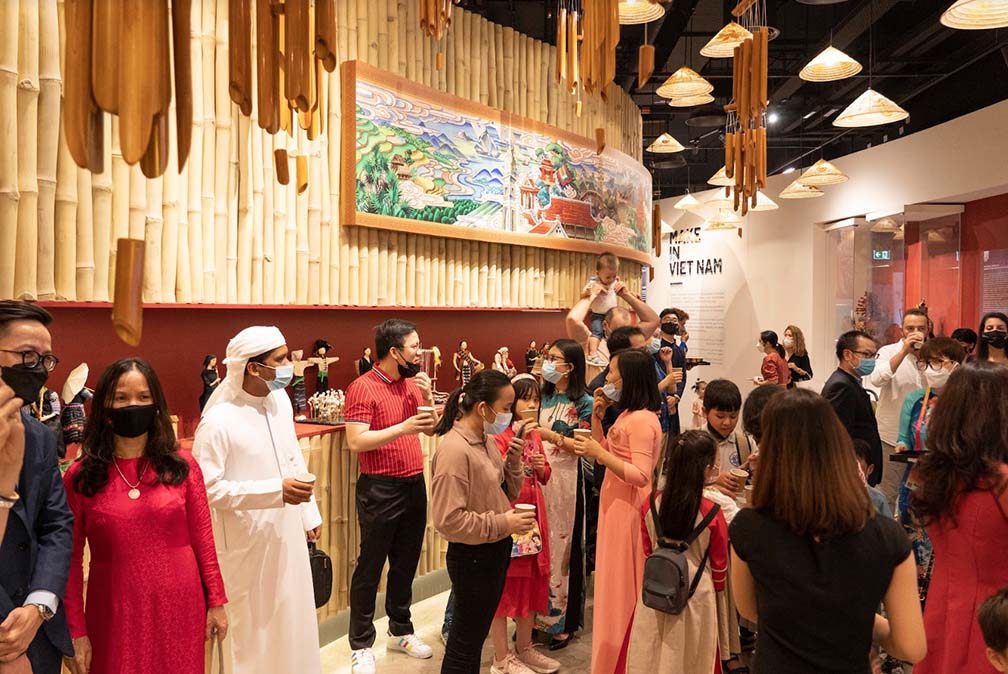 Kh&amp;aacute;ch tham quan c&amp;ugrave;ng b&amp;agrave; con kiều b&amp;agrave;o tại Dubai đến ch&amp;uacute;c mừng Nh&amp;agrave; Triển l&amp;atilde;m Việt Nam tại EXPO 2020. Ảnh: BTC