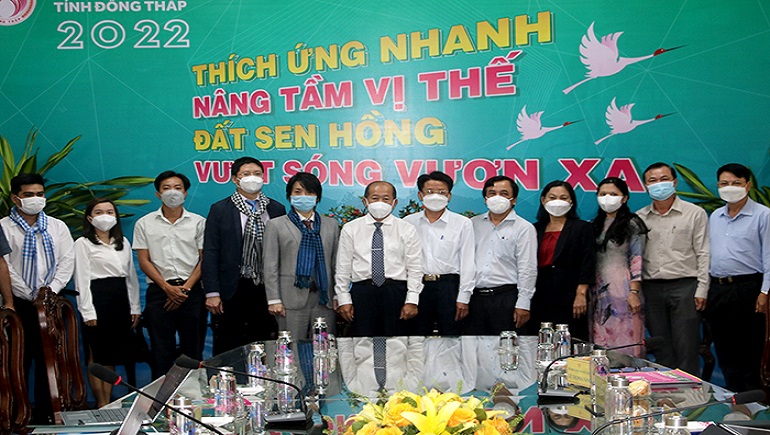Ph&amp;oacute; Chủ tịch UBND tỉnh Đồng Th&amp;aacute;p -Đo&amp;agrave;n Tấn Bửu, chụp ảnh lưu niệm với Đo&amp;agrave;n. Ảnh: việt Tiến