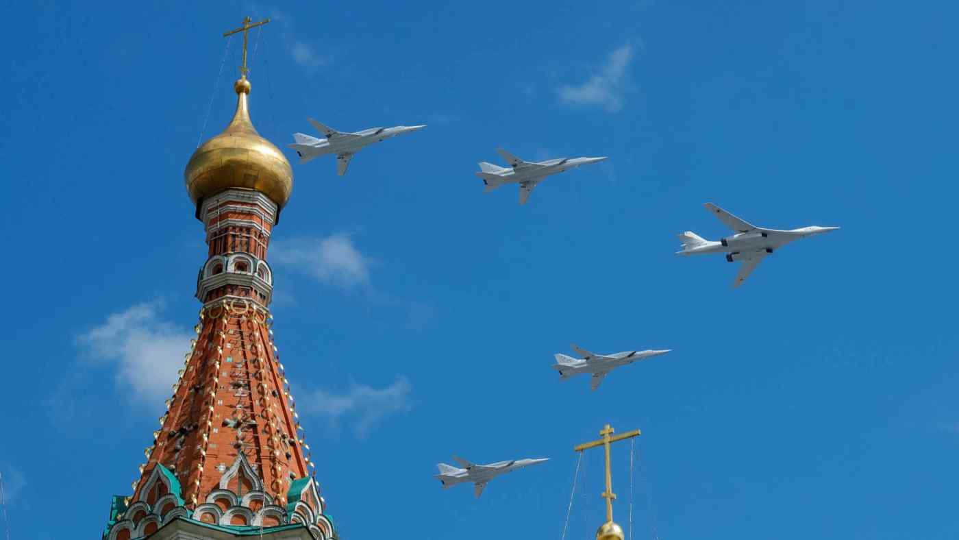 M&amp;aacute;y bay n&amp;eacute;m bom Tupolev Tu-160 v&amp;agrave; Tupolev Tu-22M3 của Nga c&amp;oacute; khả năng mang vũ kh&amp;iacute; hạt nh&amp;acirc;n bay qua Nh&amp;agrave; thờ St. Basil trong cuộc diễn tập cho lễ duyệt binh Ng&amp;agrave;y Chiến thắng năm 2019 ở Moscow. &amp;copy; Reuters