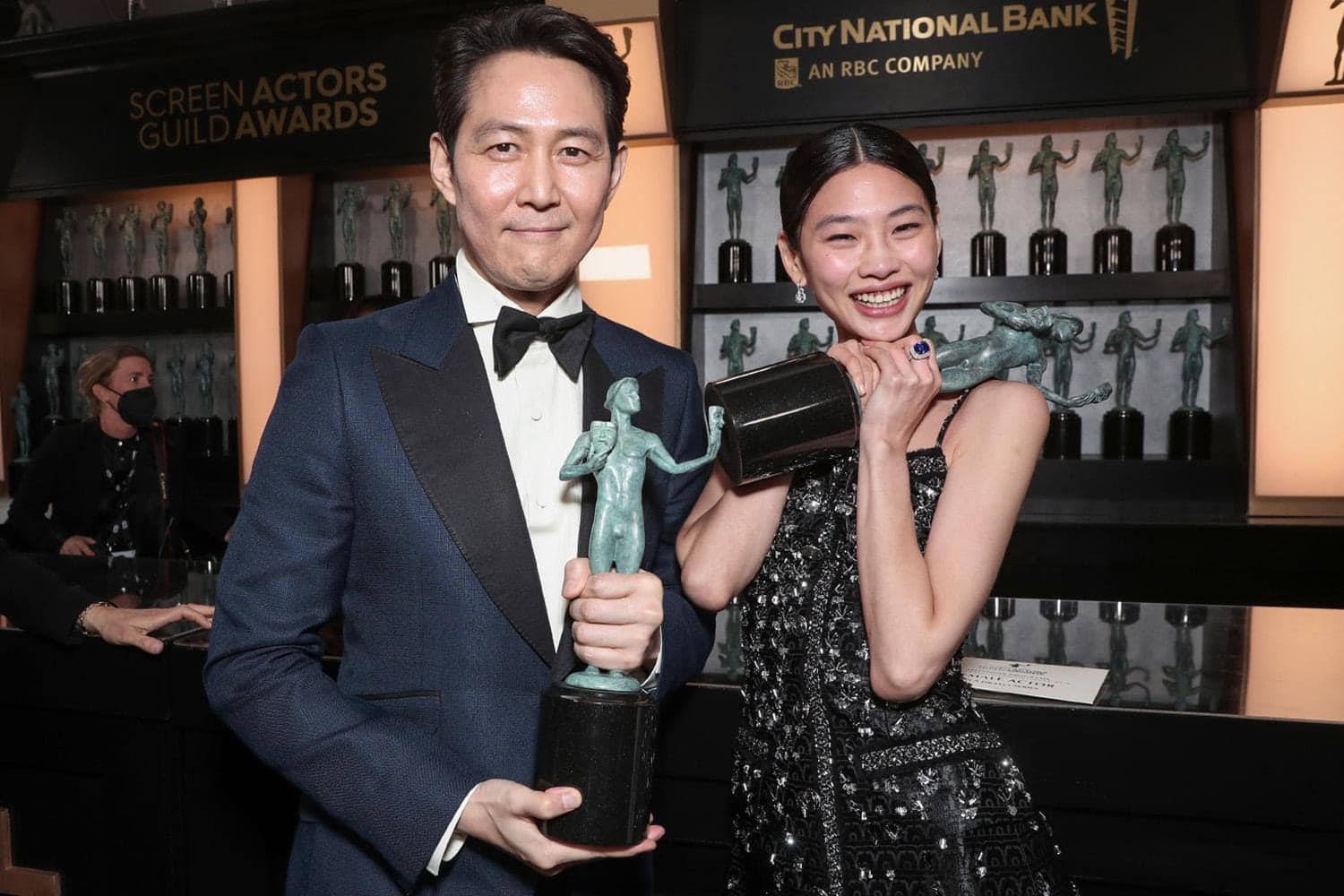 Diễn vi&amp;ecirc;n Lee Jung Jae (tr&amp;aacute;i) v&amp;agrave; Jung Ho Yeon (phải) tạo d&amp;aacute;ng b&amp;ecirc;n c&amp;uacute;p chứng nhận giải thưởng