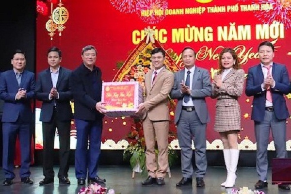 B&amp;iacute; thư Th&amp;agrave;nh ủy TP Thanh H&amp;oacute;a c&amp;ugrave;ng c&amp;aacute;c đồng ch&amp;iacute; l&amp;atilde;nh đạo TP Thanh H&amp;oacute;a tặng qu&amp;agrave; ch&amp;uacute;c mừng Hiệp hội DN TP Thanh H&amp;oacute;a nh&amp;acirc;n dịp đầu xu&amp;acirc;n