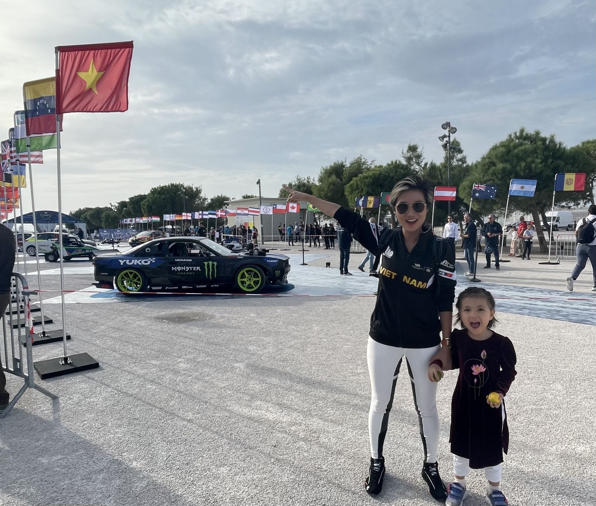 Doanh Nh&amp;acirc;n  Gia Bảo c&amp;ugrave;ng con g&amp;aacute;i tại giải đua FIA Motosport Games